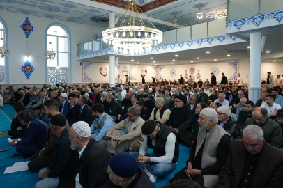 Köln’de yüzlerce Müslüman bayram namazını kıldı