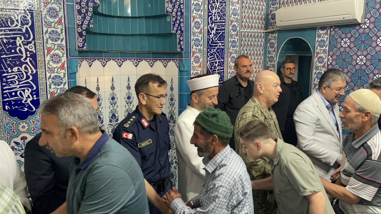 Osmaniye’de bayram namazında vatandaşlar camilere akın etti 2