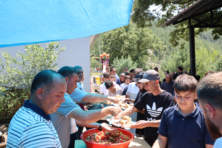 Adana’nın Gökgöz köyünde 89 yıllık bayram sofrası geleneği sürdürülüyor 2