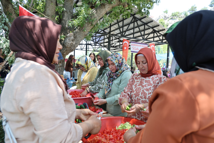 Adana’nın Gökgöz köyünde 89 yıllık bayram sofrası geleneği sürdürülüyor 3
