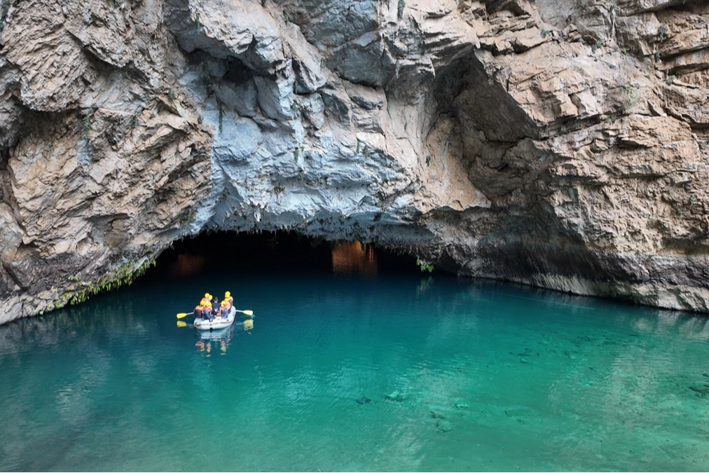 Antalya'nın Yeraltı Cenneti: Altınbeşik Mağarası Turist Akınına Uğruyor
