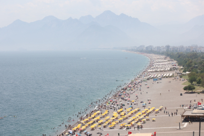 Antalyalılar ve turistler serinlemek için şelalelere ve sahillere akın etti