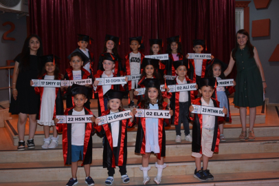 Minik öğrencilerin mezuniyet sevinci