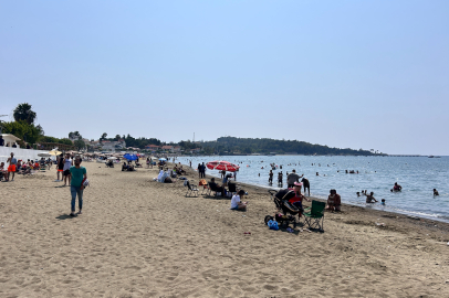 Hatay ve çevre illerden gelen binlerce vatandaş serinlemek için Arsuz sahiline akın etti