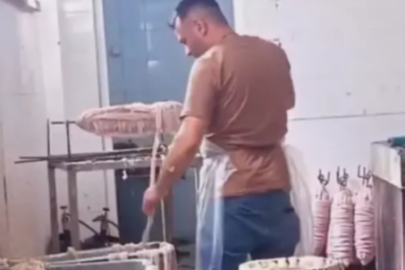 Kokorece tövbe ettiren skandal: Pis suda bekleyen kokoreçler sosyal medyada infial yarattı