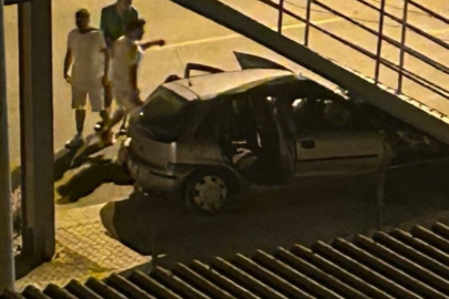 Mersin'de feci kaza: Üst geçide çarpan otomobilde 6 kişi yaralandı