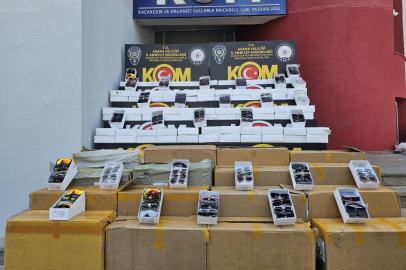 Adana’da gümrük kaçağı cep telefonu ve güneş gözlüğü operasyonu