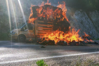 Adana’da saman balyası yüklü araç alev alev yanarak kül oldu