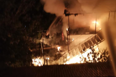 Burdur’da 2 katlı evde gece yangını: Ev kullanılamaz hale geldi