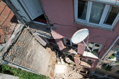 İstanbul Fatih'te 3 katlı binanın balkonu çöktü, tahliyeler yapıldı