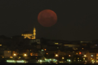 İstanbul semalarında büyüleyici “Çilek Dolunayı”! 18 yıl sonra ortaya çıktı