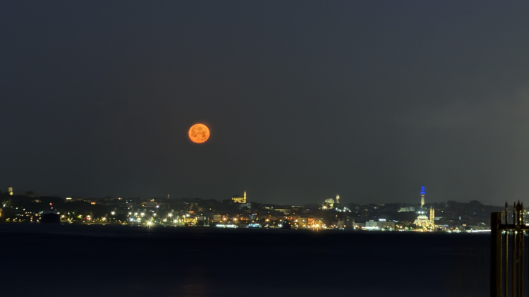 İstanbul semalarında büyüleyici “Çilek Dolunayı”! 18 yıl sonra ortaya çıktı 2