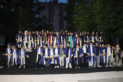 Mezuniyet sevinci ayrılık hüznü ile birleşti