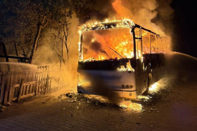 Tekirdağ’da park halindeki otobüs alev alev yanıp kül oldu