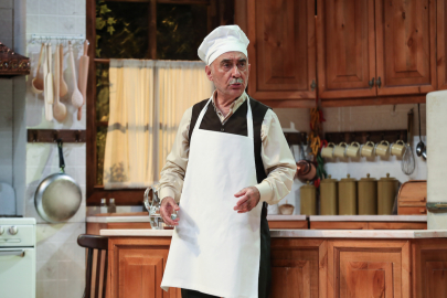 Usta Oyuncu Şener Şen, Zengin Mutfağı ile tiyatroya veda etti!