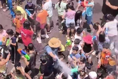 40 dereceyi gören Hatay'da öğretmenler ve öğrenciler su savaşı