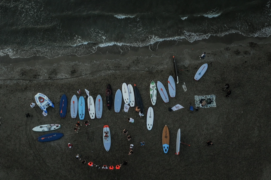 Güne denizde başlıyorlar: Mersin kürek sörfüne yoğun ilgi