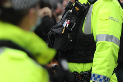 Kuzey İrlanda’da maskeli gençler eğlence merkezini ateşe verdi