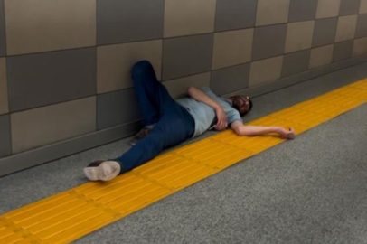 Metro alt geçidini yatağa çevirdi: “Ben neredeyim, bırakın yatayım”