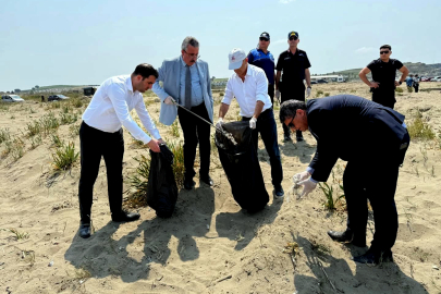 Sahile inen Başkan Karataş, temizlik için kolları sıvadı