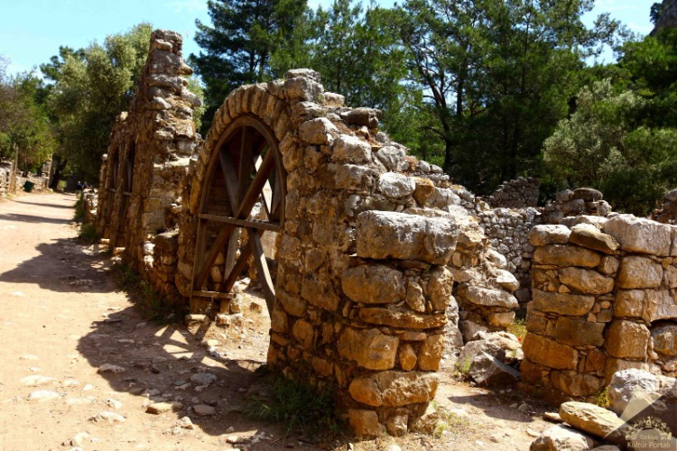 NEHİRLE BÖLÜNMÜŞ BİR ANTİK KENT