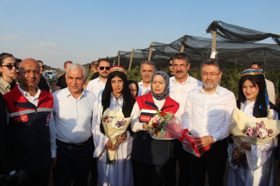 Bakan Yumaklı, Siirt’te Türkiye’nin en büyük böğürtlen bahçesinde hasada katıldı