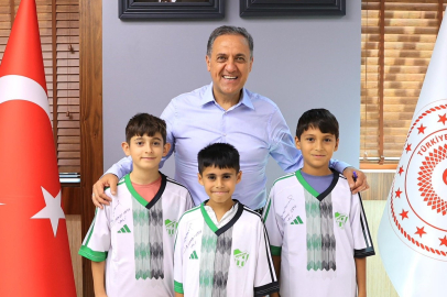 Bingöl Valisi Usta, Jandarma sergisi ziyaretinde çocukları makamında ağırladı