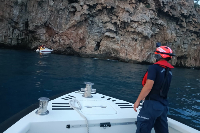 Falezlere sürüklenen tekne sahil güvenlik tarafından kurtarıldı
