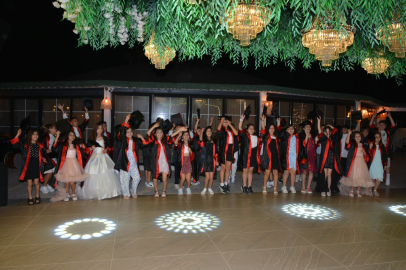 Çukurova Borsa İstanbul İlkokulu'nda miniklerin mezuniyet coşkusu