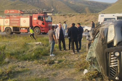 Van Başkale’de MEB personelini taşıyan kamyonet kaza yaptı