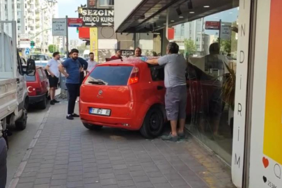 Adana'da otomobil mağazaya daldı