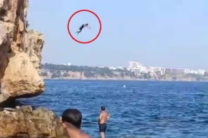 Çit ve uyarı tabelasını dikkate almayıp falezlere çıkan gençler ölüm atlayışları yapıyor