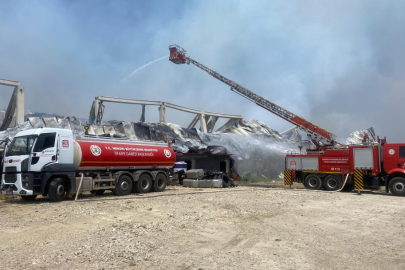 Mersin’de pamuk balyası deposu alev alev: Yangına müdahale devam ediyor