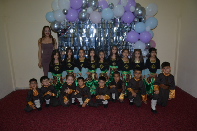 Anaokulu öğrencilerinin mezuniyet sevinci