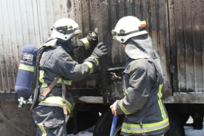 Antalya Serik’te park halindeki kamyon alev alev yandı