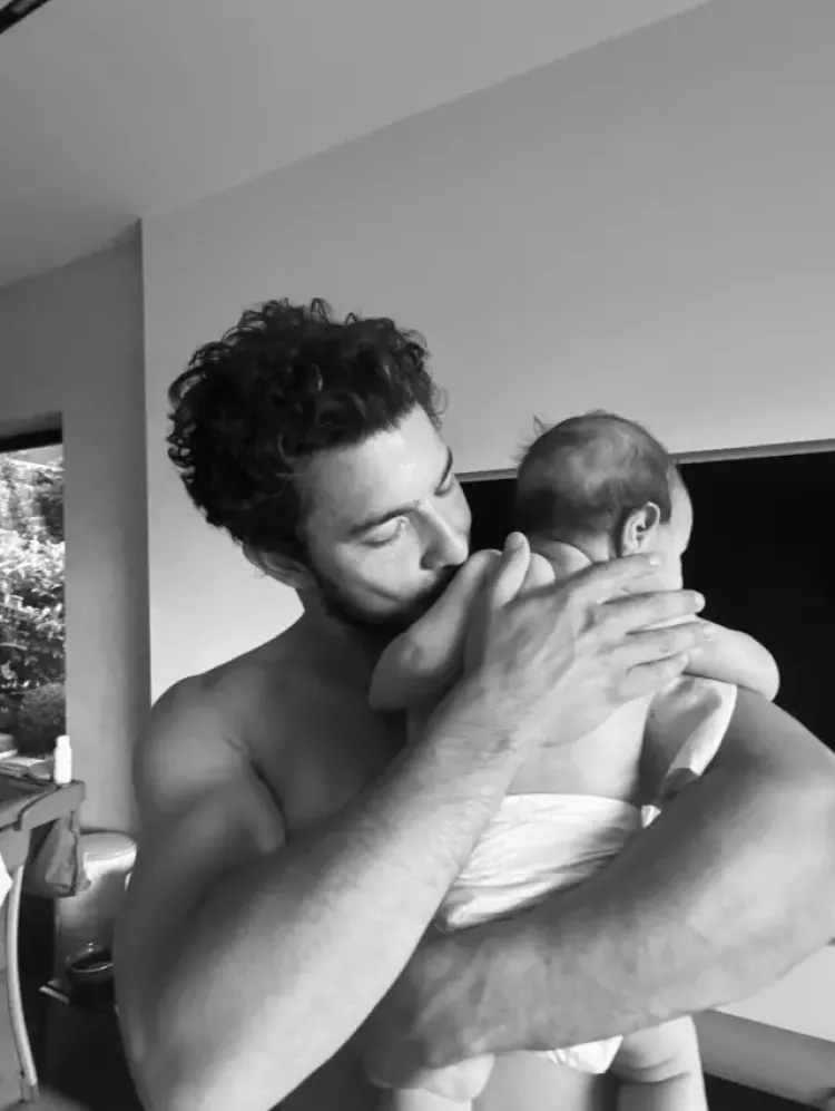 Aylardır saklıyorlardı Ünlü çift Pınar Deniz ve Kaan Yıldırım, bebeklerinin yüzünü paylaştı 4