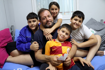 Depremde eşini kaybeden baba, 4 çocuğuna hem anne hem baba oldu