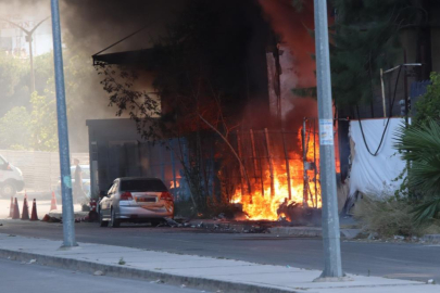 İzmir plastik fabrikasında yangın: Dumanlar gökyüzünü kapladı