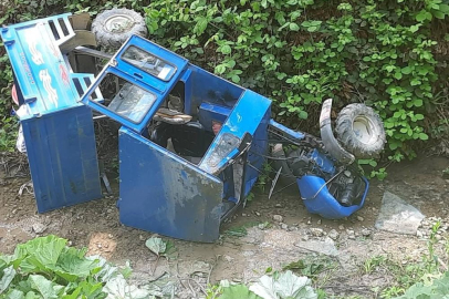 Kontrolden çıkan pat pat, dereye devrildi: 2 yaralı