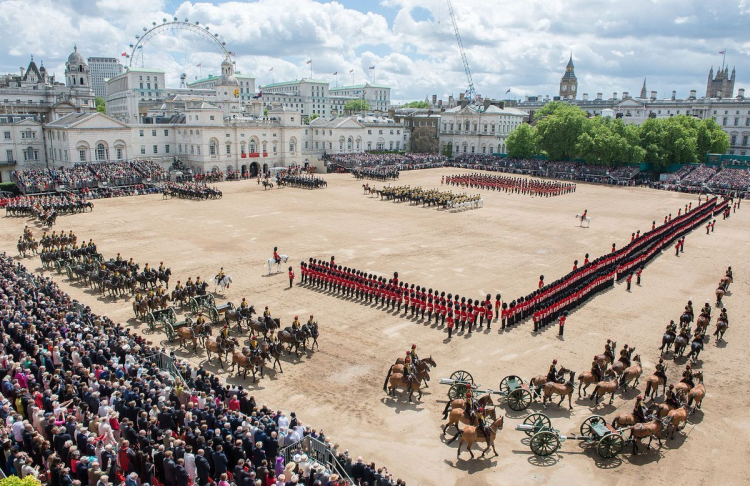 Tüm gözler onlardaydı Prenses Kate ve Prenses Charlotte'un samimi anları Trooping the Colour'a damga vurdu 3