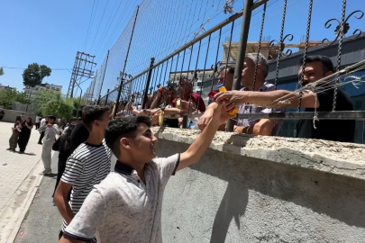 Yüksekova’da LGS sınav molasında velilerden sıra dışı görüntüler oluştu