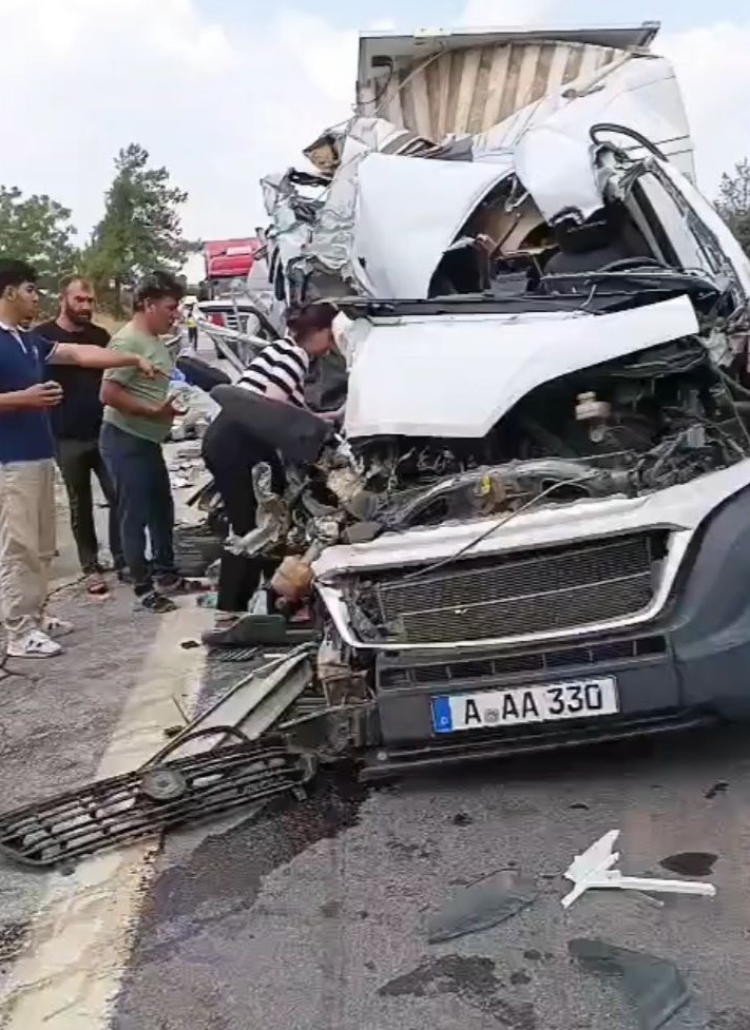 TAG otoyolu'nda karavan kamyonete arkadan çarptı 1 ölü, 1 yaralı 2