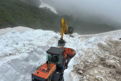 Antalya'da sahiller dolup taşarken, Rize karla mücadele ediyor
