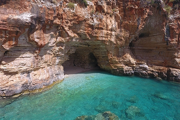 Antalya'nın sakin şehri Finike'nin inci gibi plaj ve koyları
