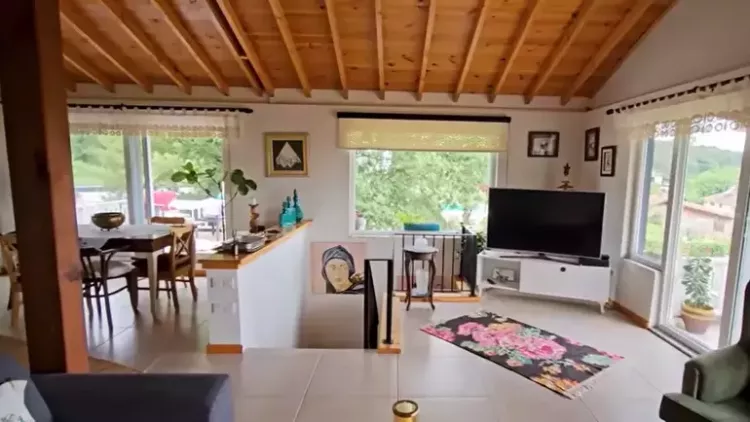 Diriliş Ertuğrul ve Kurtlar Vadisi'nin yıldızı İstanbul'u terk edip köyüne döndü... Artık 27 bin liraya inşa ettiği bu evde yaşıyor! 3