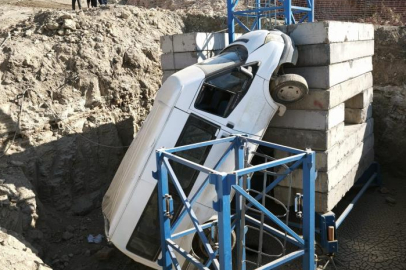 Hatay'da şantiyede minibüs devrildi: 4 yaralı