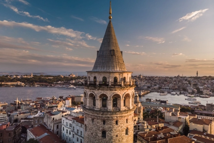 İstanbul’un tarihi simgesi Galata Kulesi: Bin yıllık gözetleme kulesinden kültürel miras yolculuğuna