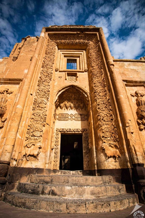 SARAYIN GİZEMLERİ: EJDER FİGÜRLERİ VE DÜNYANIN İLK KALORİFER TESİSATI