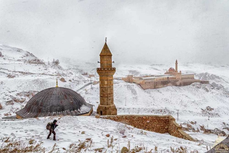 TARİHİN VE SANATIN BÜYÜLEYİCİ DANSI