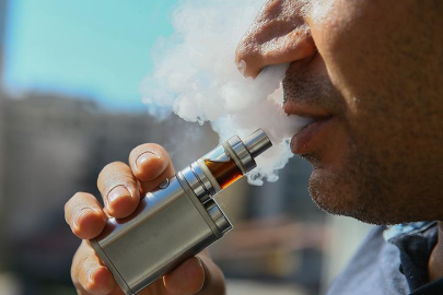 ABD'de 3 yıl elektronik sigara kullanan genç, "patlamış mısır" hastalığına yakalandı